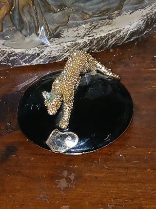 Antigua joya leopardo con pedrería
