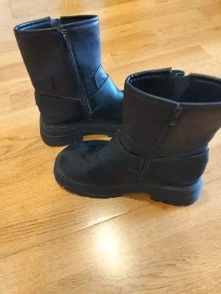 Botas de mujer negras con hebillas