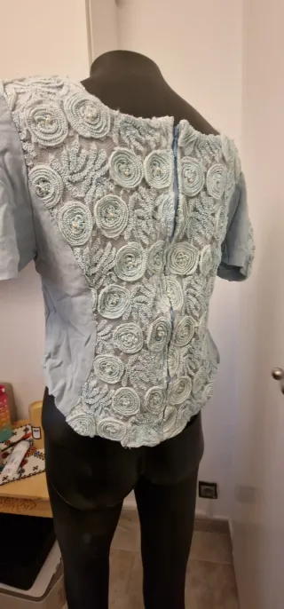 Blusa azul y blanca con flores
