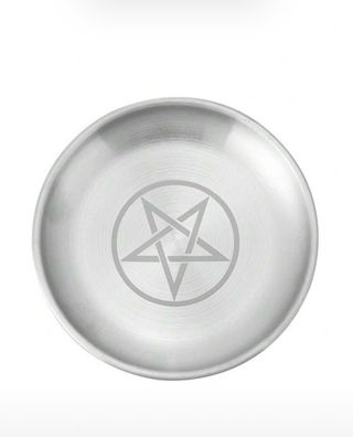 Altar de metal con pentagrama