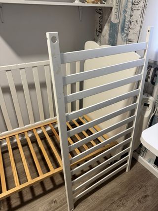 Cuna bebé de madera blanca