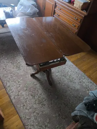 Mesa antigua extensible de madera