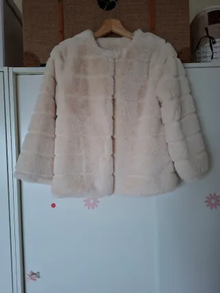 Chaquetón de pelo beige