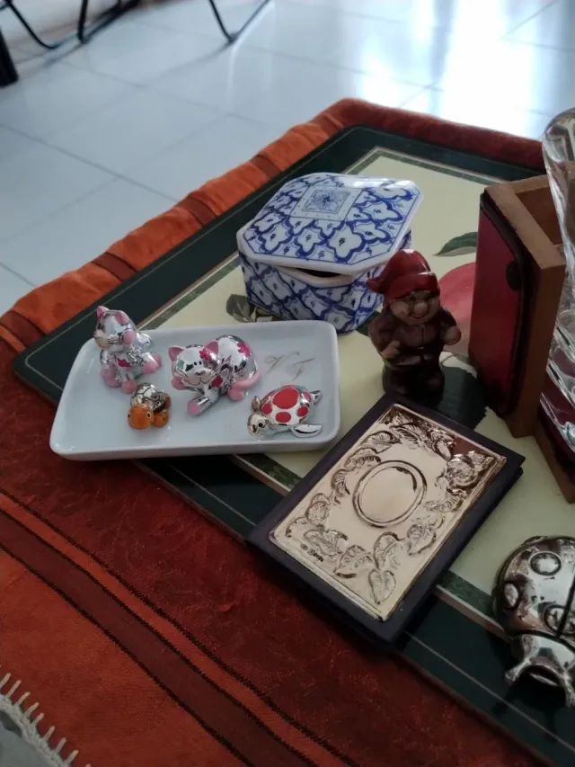 Lotto soprammobili, posaceneri, scatolina