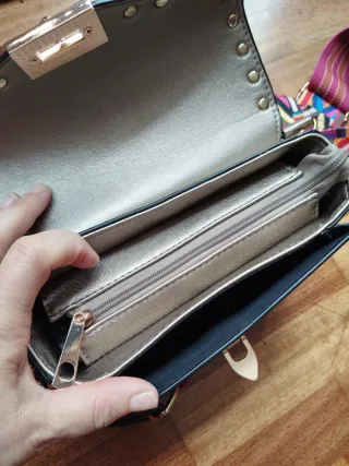 Bolso joya plateado con correa multicolor