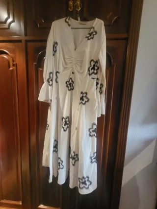 Vestido blanco con estampado floral marrón