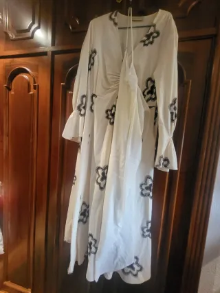 Vestido blanco con estampado floral marrón