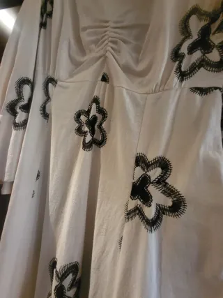 Vestido blanco con estampado floral marrón