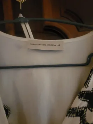 Vestido blanco con estampado floral marrón