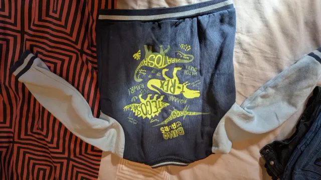 Chaqueta 4-5 años y sudadera Hot wheels y Avengers