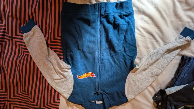 Chaqueta 4-5 años y sudadera Hot wheels y Avengers