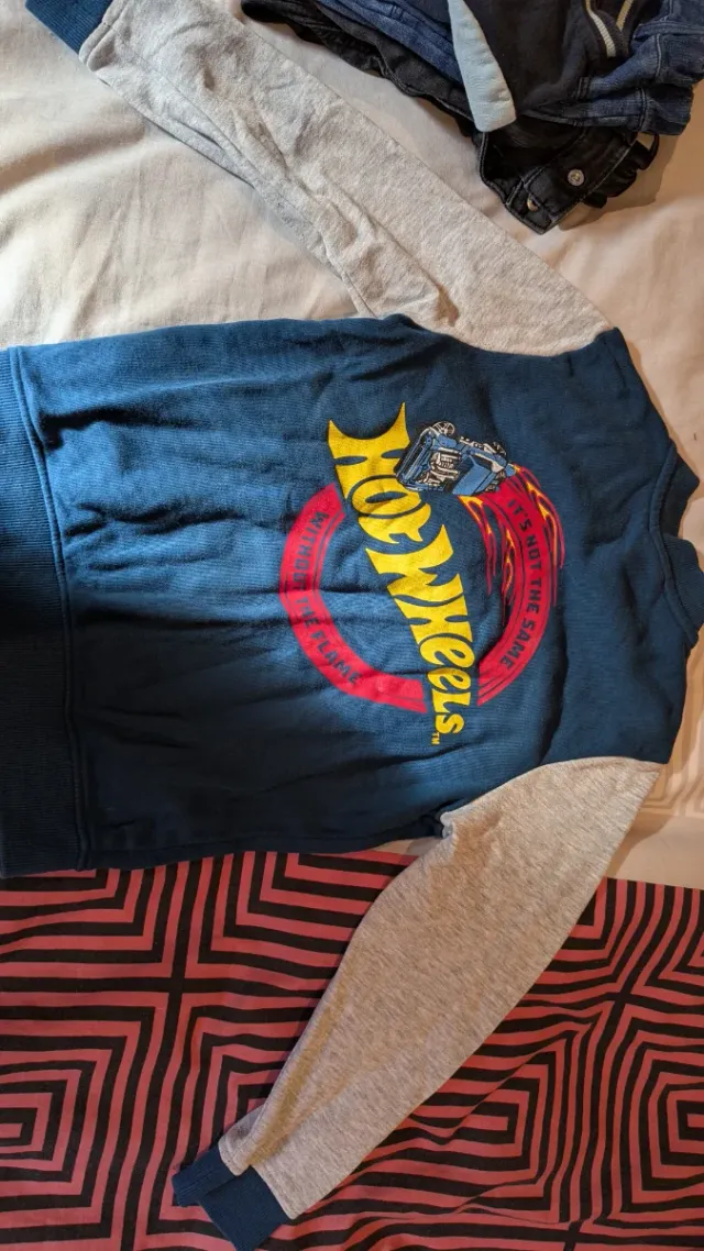 Chaqueta 4-5 años y sudadera Hot wheels y Avengers