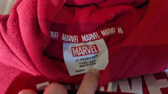 Chaqueta 4-5 años y sudadera Hot wheels y Avengers