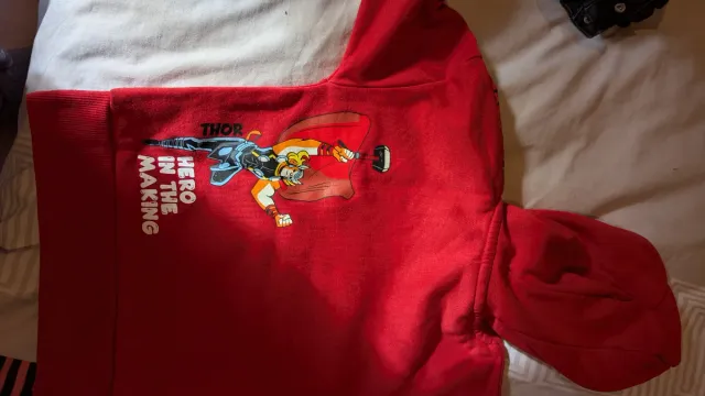 Chaqueta 4-5 años y sudadera Hot wheels y Avengers