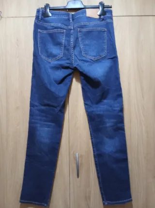 Pantalón vaquero Sfera Talla 40 con detalles