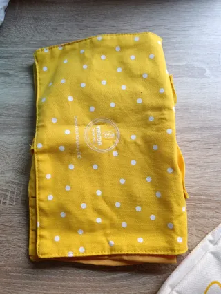 Pañalera amarilla lunares blancos y porta biberón