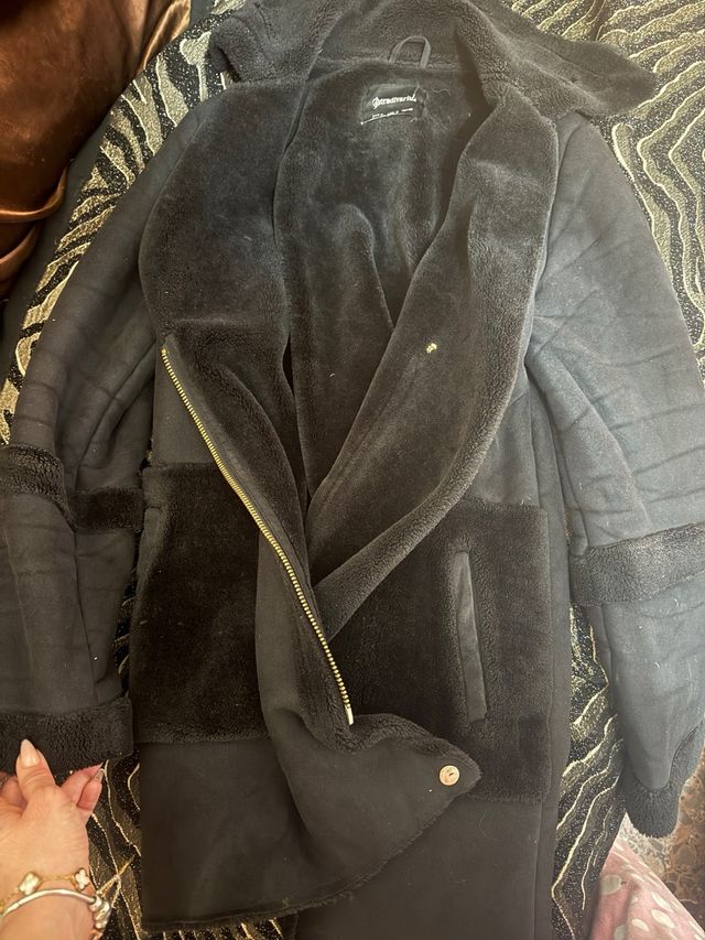 Abrigo pelo y ante Stradivarius negro