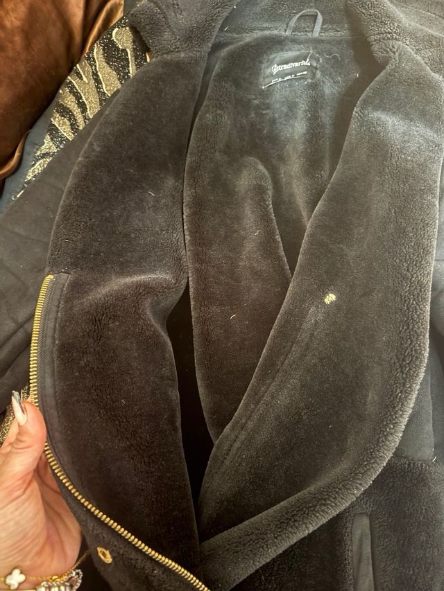 Abrigo pelo y ante Stradivarius negro