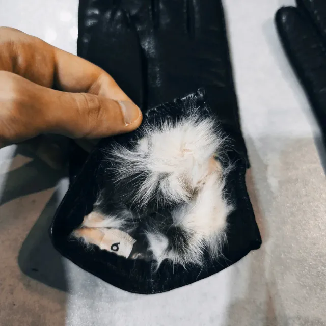 Guantes de piel negros