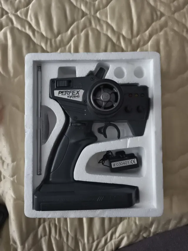 Radio Control Kyosho Perfex 2.4GHz KT-18