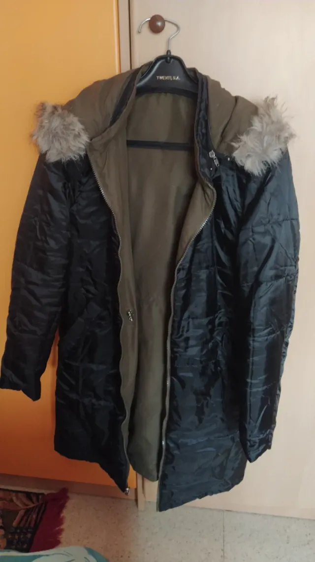 Abrigo verde y negro con capucha Reversible