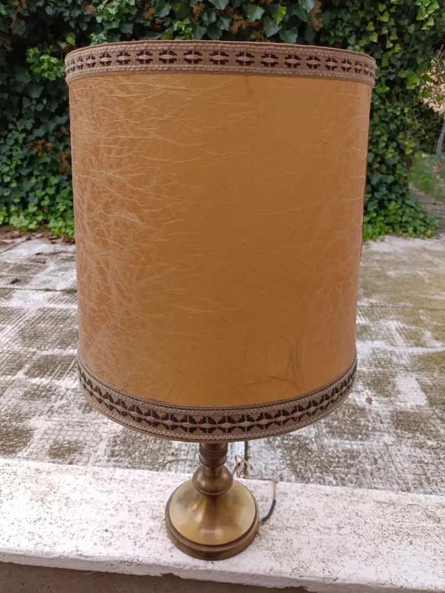 Lampada da tavolo dorata e marrone (vintage)