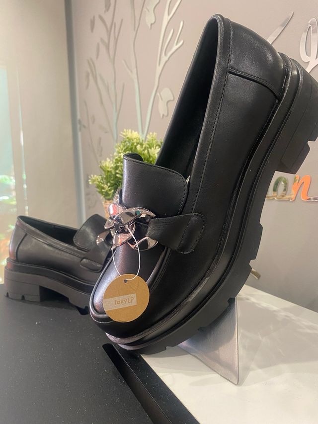 Mocasines negros T-40 nuevos con etiqueta
