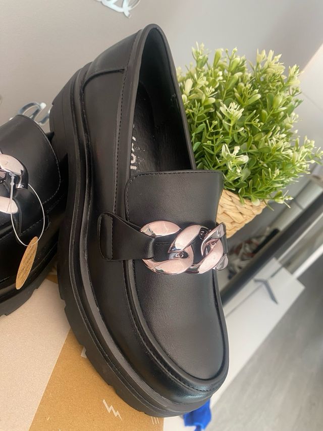 Mocasines negros T-40 nuevos con etiqueta