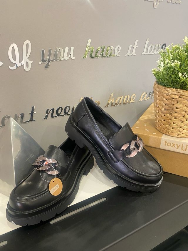 Mocasines negros T-40 nuevos con etiqueta