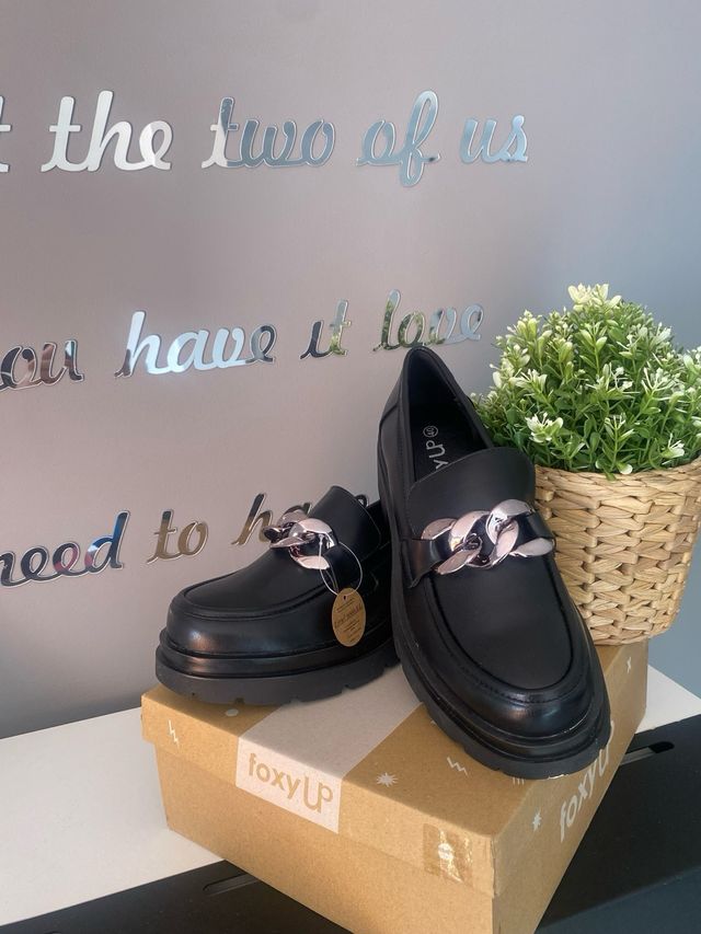 Mocasines negros T-40 nuevos con etiqueta