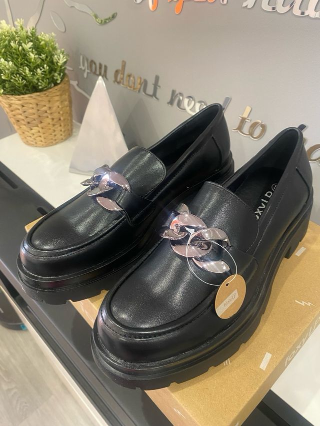 Mocasines negros T-40 nuevos con etiqueta