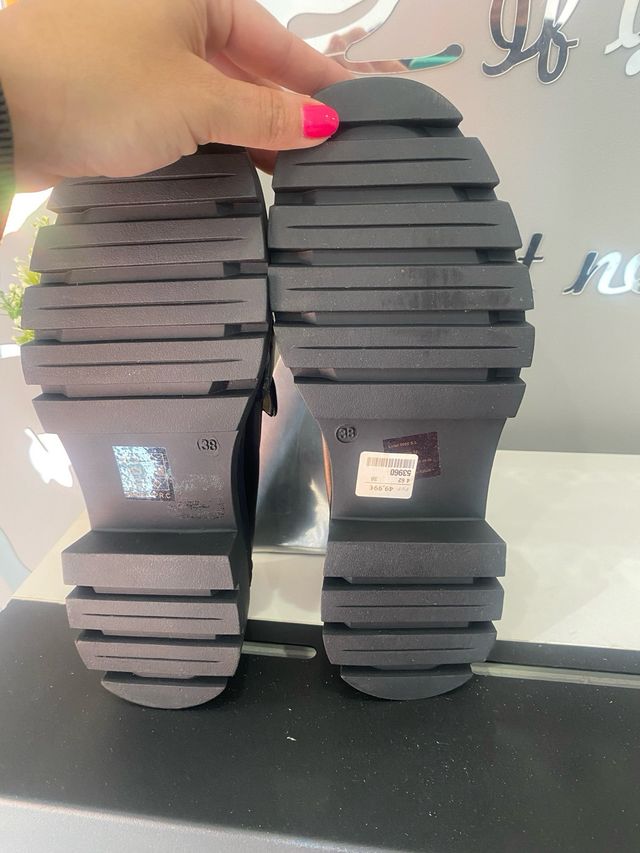 Mocasines negros T-40 nuevos con etiqueta