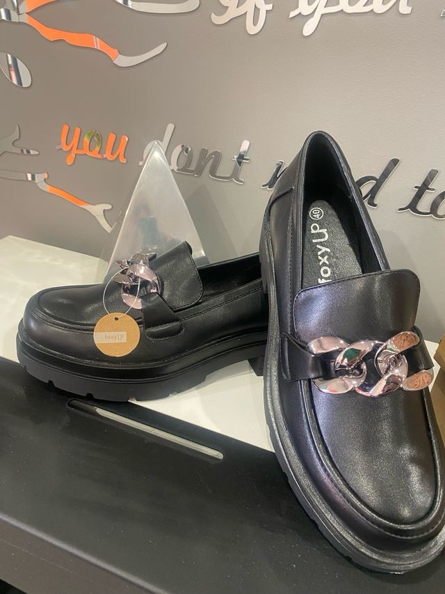 Mocasines negros T-40 nuevos con etiqueta