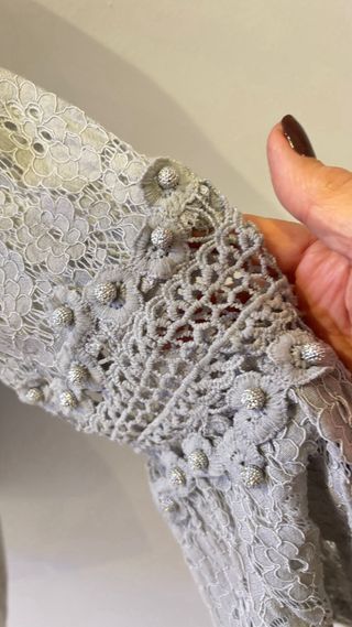 Chaleco de punto gris con encaje,