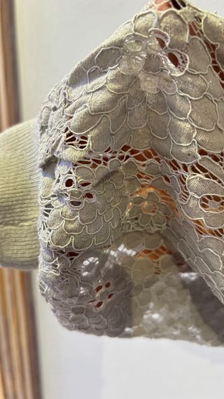 Chaleco de punto gris con encaje,