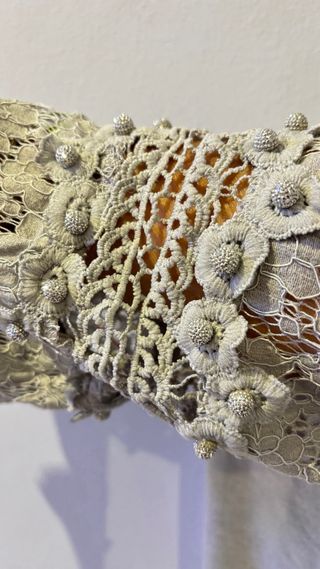 Chaleco de punto gris con encaje,