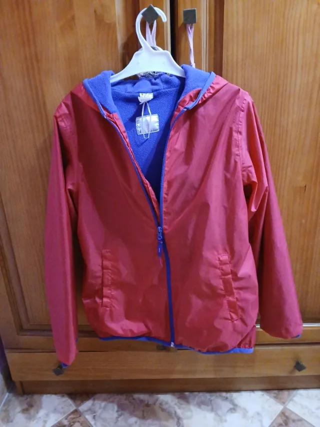 Cortavientos con capucha azul y rojo