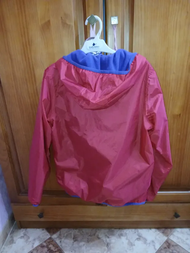 Cortavientos con capucha azul y rojo