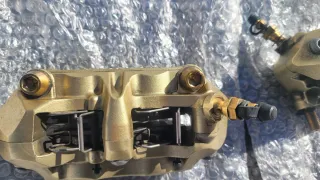 Pinzas Brembo 4 pistones doradas