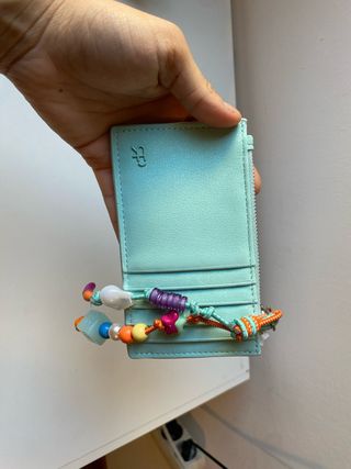 Tarjetero moderno con abalorios