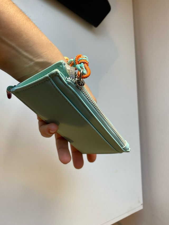 Tarjetero moderno con abalorios