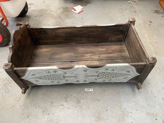 Cuna antigua de madera con diseño