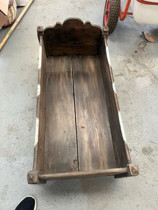 Cuna antigua de madera con diseño