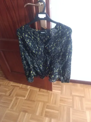 Blusa Desigual floral negra y amarilla