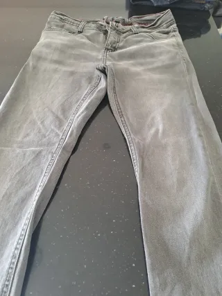Pantalón vaquero hombre pitillo gris
