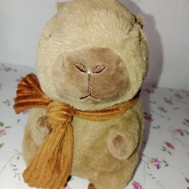 Peluche Capybara con Bufanda Marrón