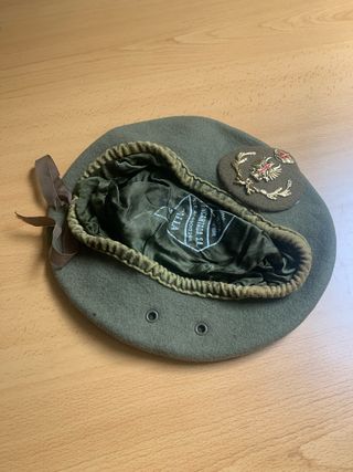 Gorra militar verde con insignia