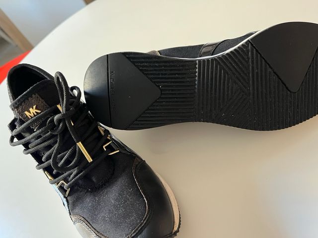 Zapatillas Michael Kors Negras y Doradas