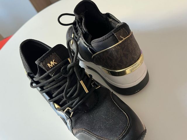 Zapatillas Michael Kors Negras y Doradas