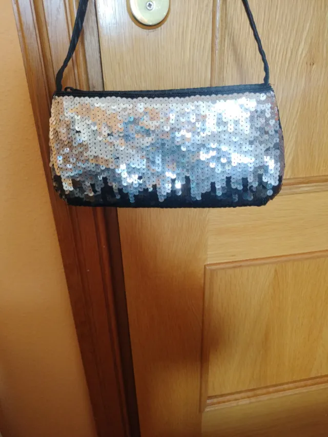 Bolso de fiesta lentejuelas plata y negro.